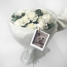 Букет из белых гвоздик и эвкалипта