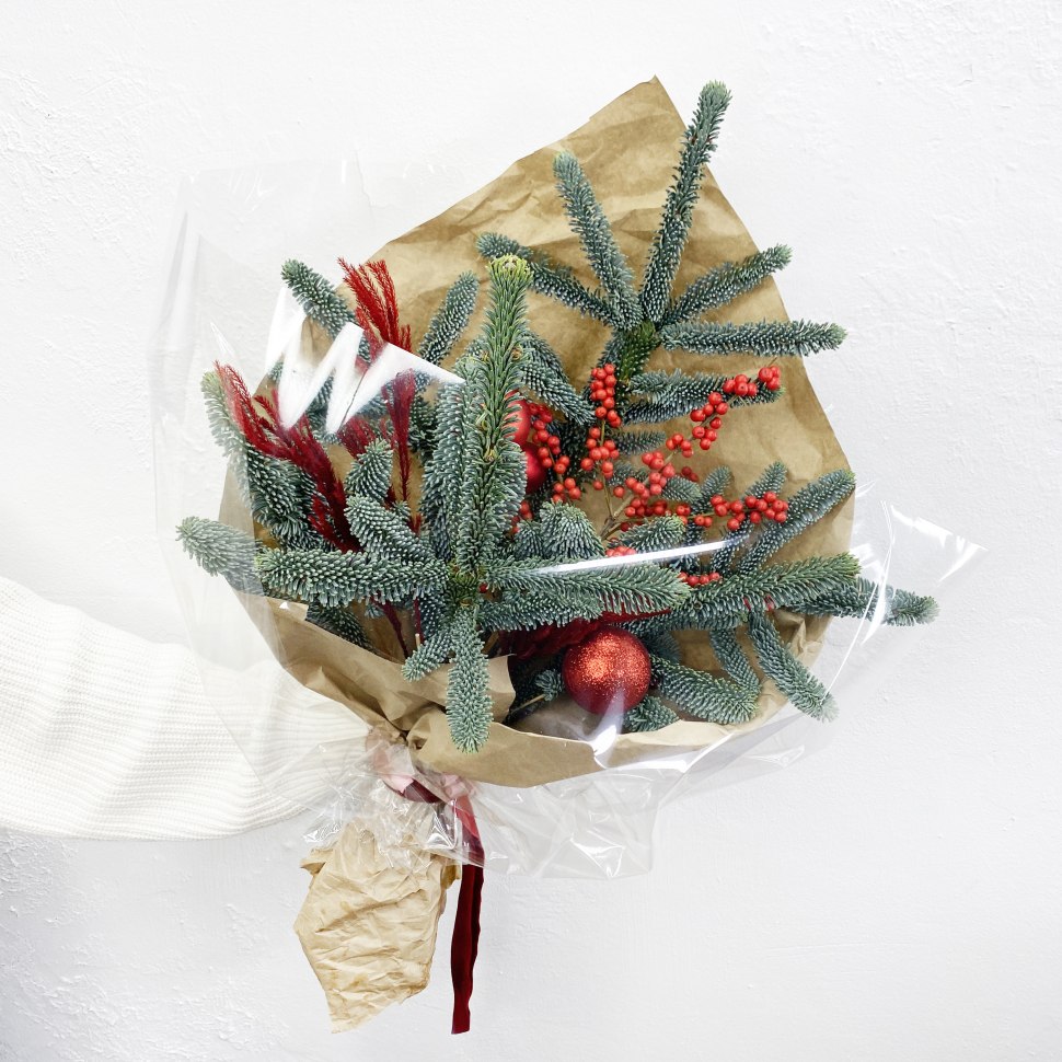 Новогодний букет с нобилисом, илексом и декором