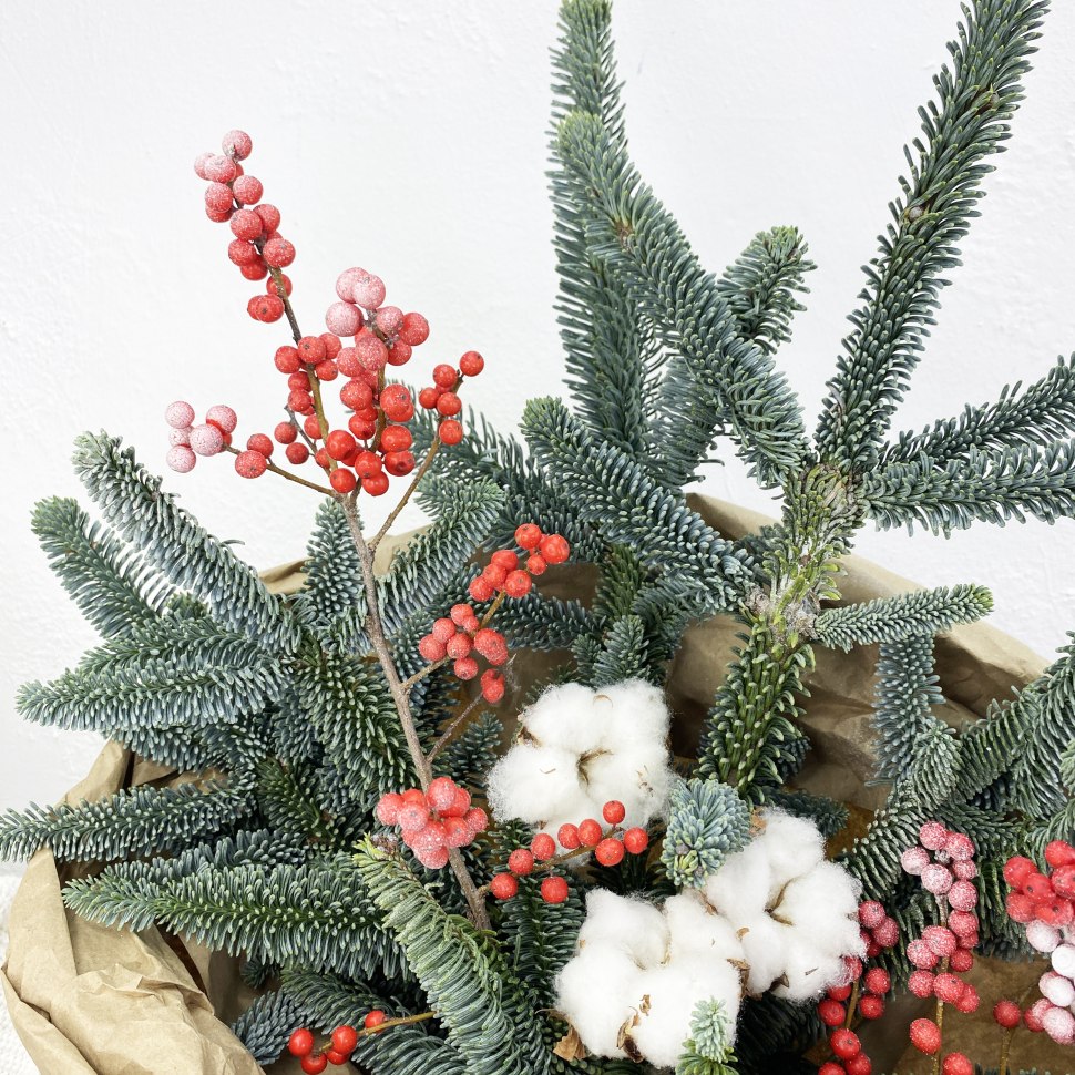 Букет из нобилиса, илекса с хлопком