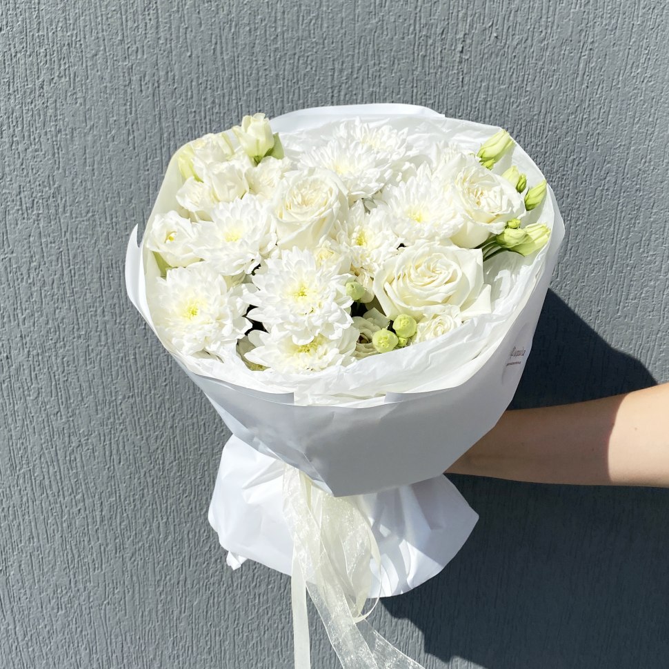 Букет из роз, эустом и хризантем