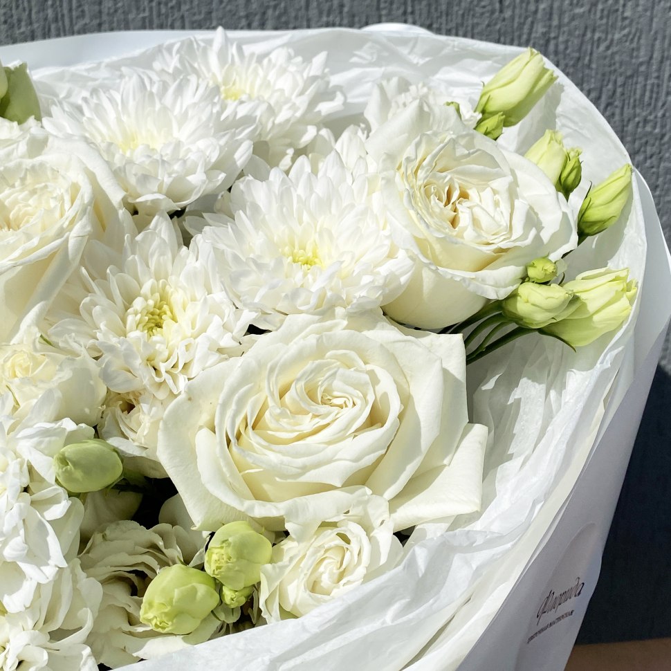 Букет из роз, эустом и хризантем