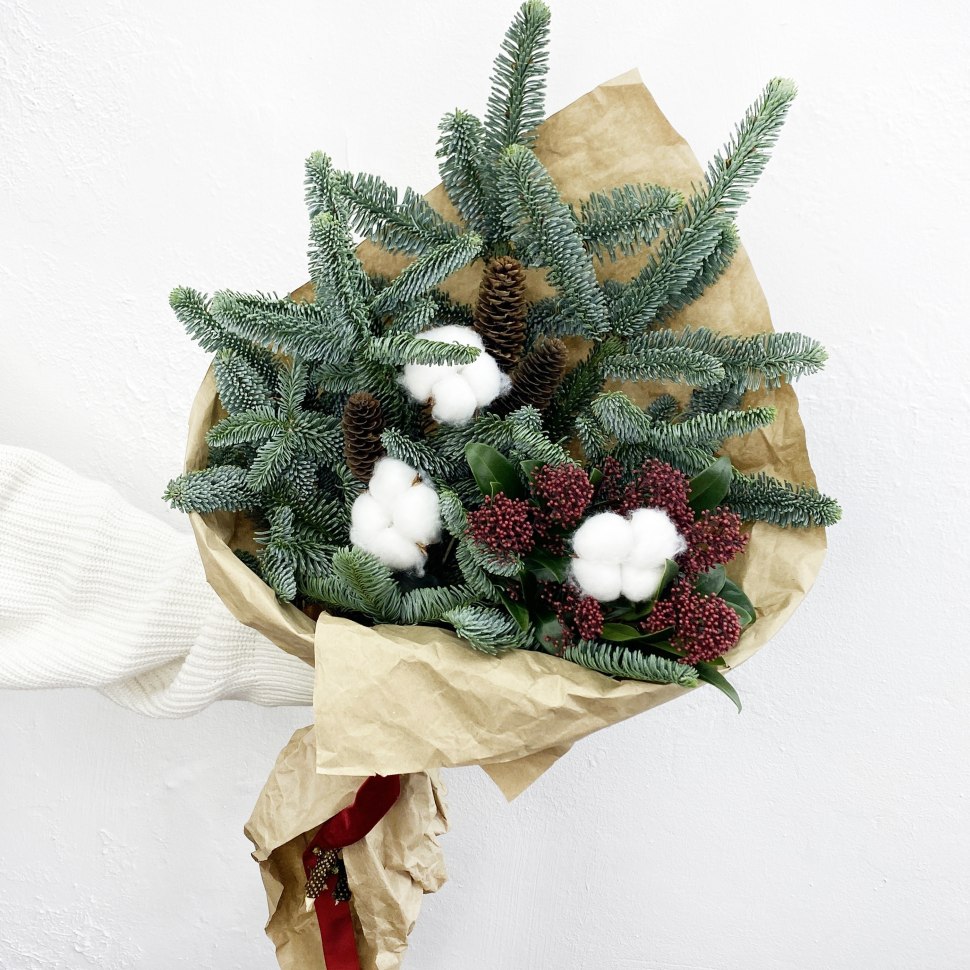 Новогодний букет из нобилиса, скиммии и декора