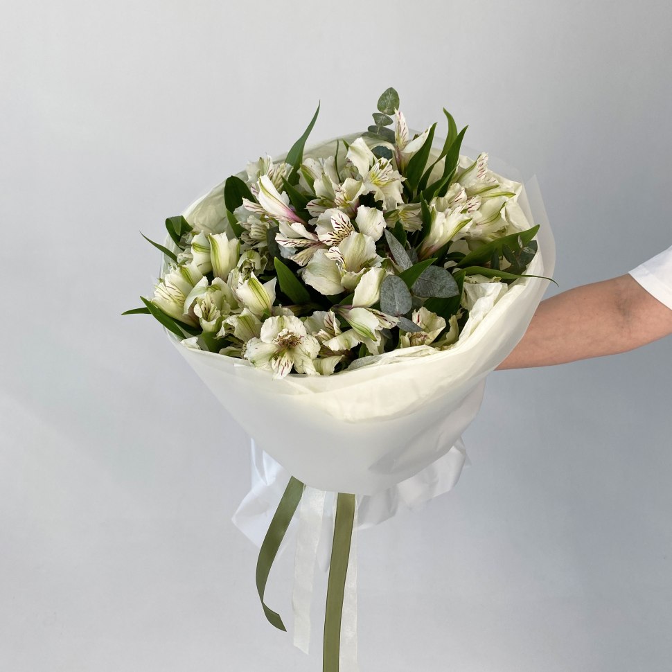 Букет из 9 альстромерий и эвкалипта