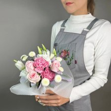 Композиция цветов с розой, хризантемой и гвоздикой