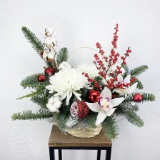 Новогодняя композиция из нобилиса, орхидей и декора