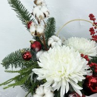 Новогодняя композиция из нобилиса, орхидей и декора