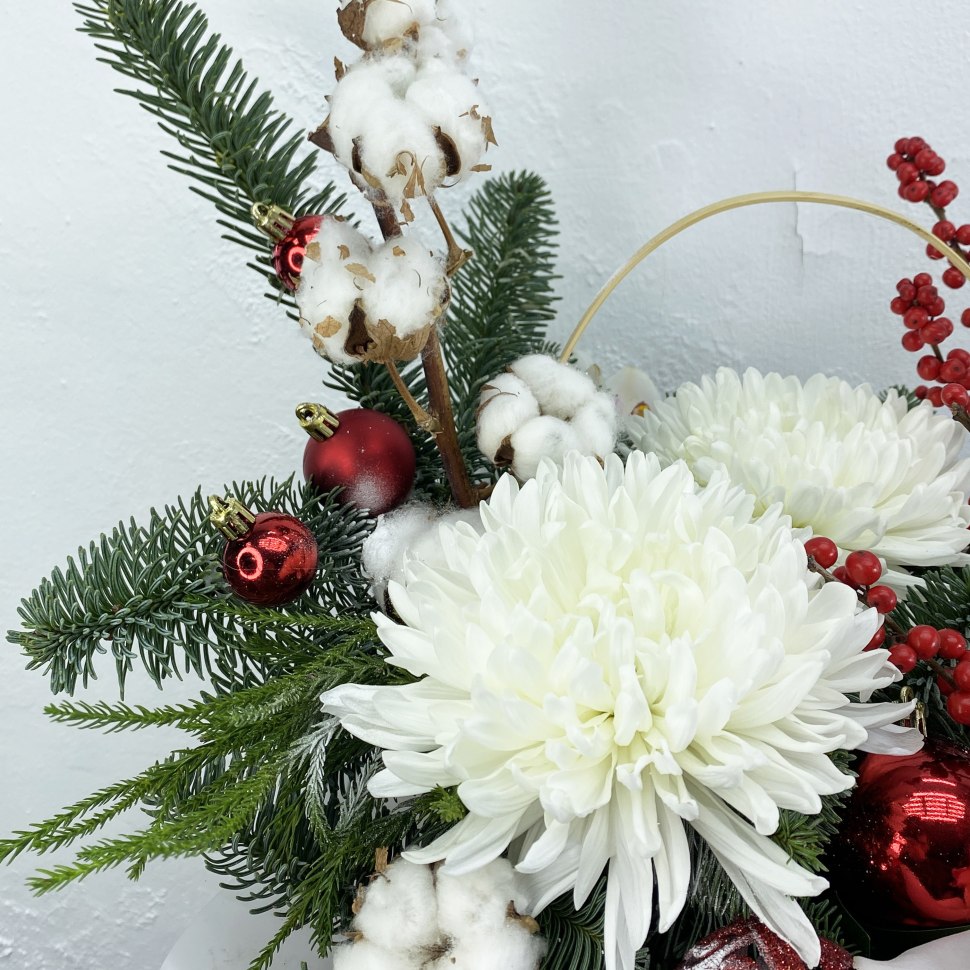 Новогодняя композиция из нобилиса, орхидей и декора