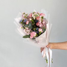 Весенний букет из маттиол и кустовых гвоздик