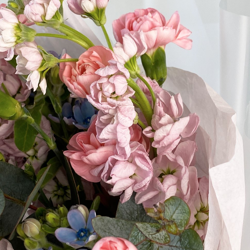 Весенний букет из маттиол и кустовых гвоздик