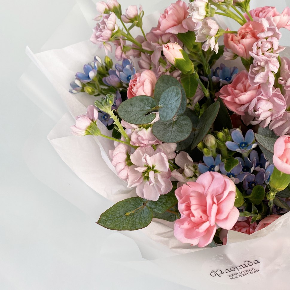 Весенний букет из маттиол и кустовых гвоздик