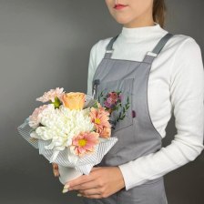 Композиция цветов с гвоздиками, хризантемами и розами