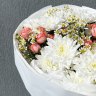 Букет из хризантем кустовых, роз кустовых и танацетума