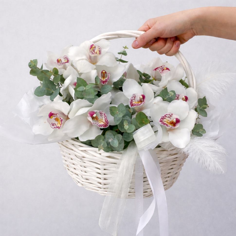 Корзина с белой орхидеей
