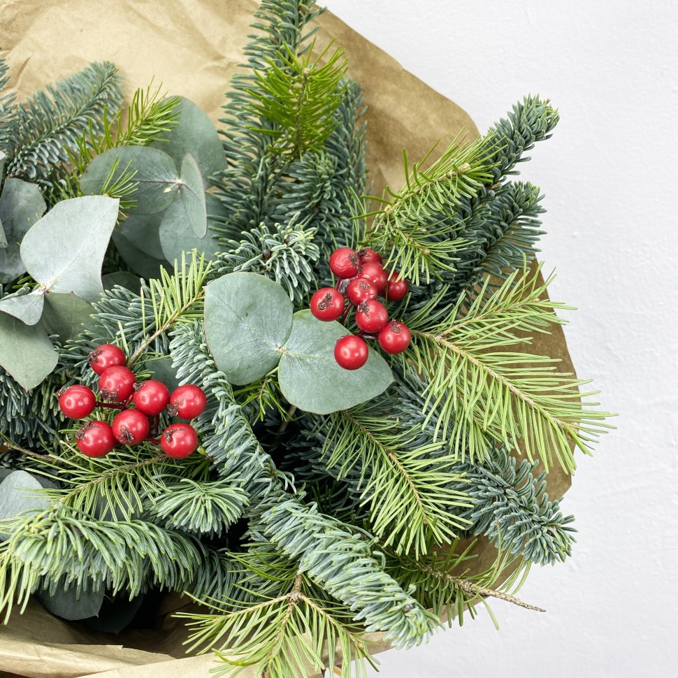 Новогодний букет из нобилиса, пихты и декора