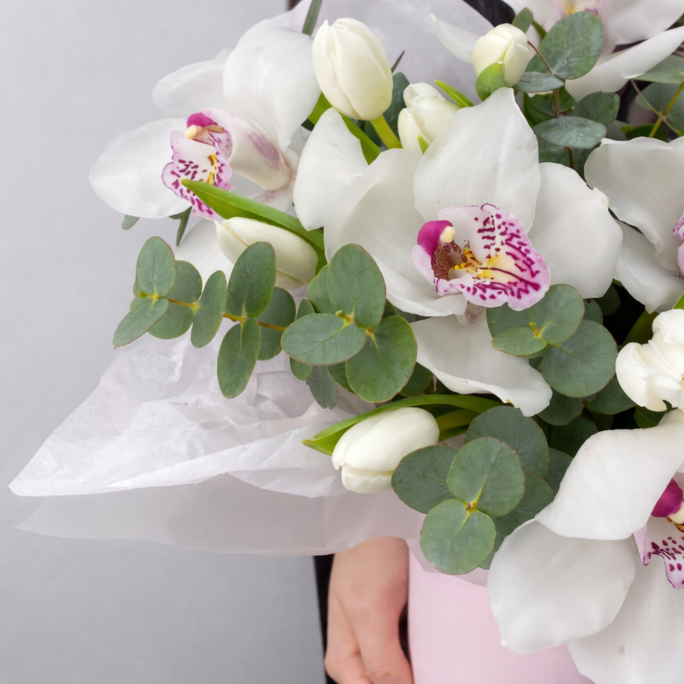 Композиция с тюльпанами и орхидеей