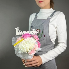 Композиция цветов с хризантемами, гвоздиками и розами