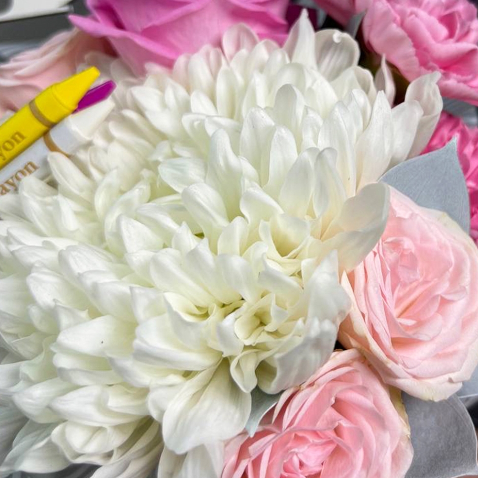 Композиция цветов с хризантемами, гвоздиками и розами