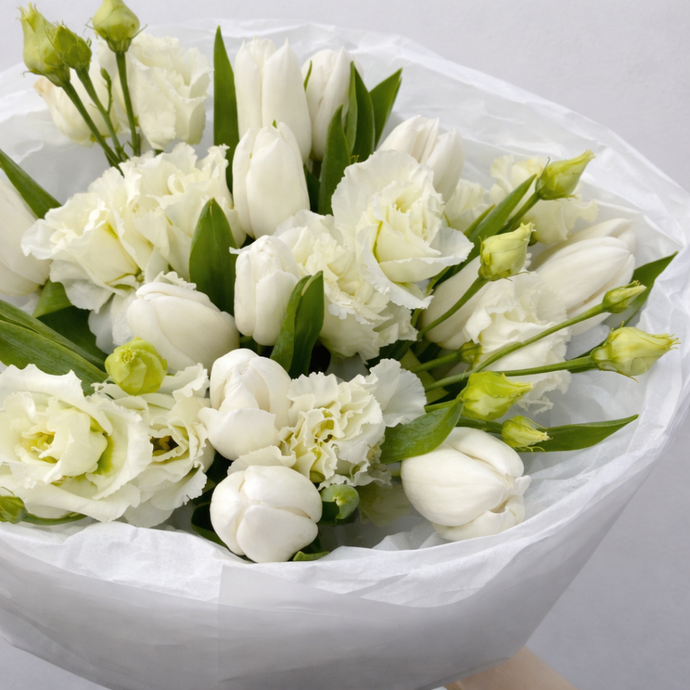 Букет с 13 белыми тюльпанами и эустомой