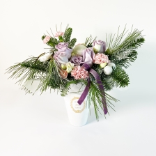 Новогодняя композиция из нобилиса, гвоздики и розы