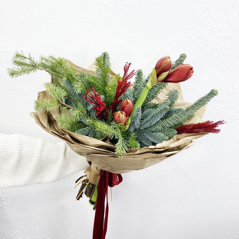Букет из нобилиса, пихты и амарилисов