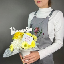 Композиция цветов с розами, гвоздиками и хризантемами