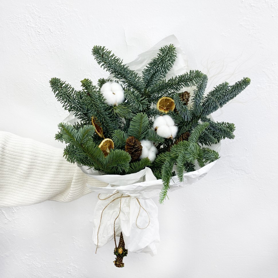 Букет из нобилиса и тематического декора