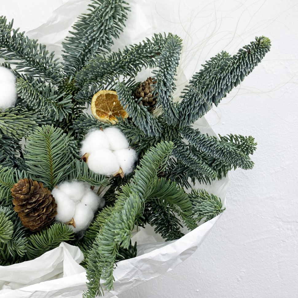 Букет из нобилиса и тематического декора