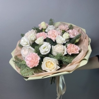 Новогодний букет с нобилисом, гвоздикой, розой и эустомой
