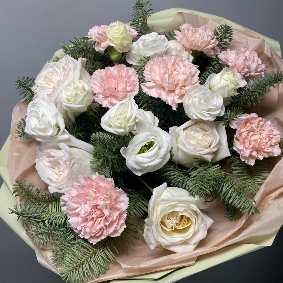 Новогодний букет с нобилисом, гвоздикой, розой и эустомой