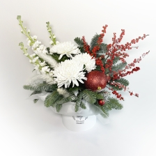 Новогодня композици из нобилиса, хризантемы и илекса