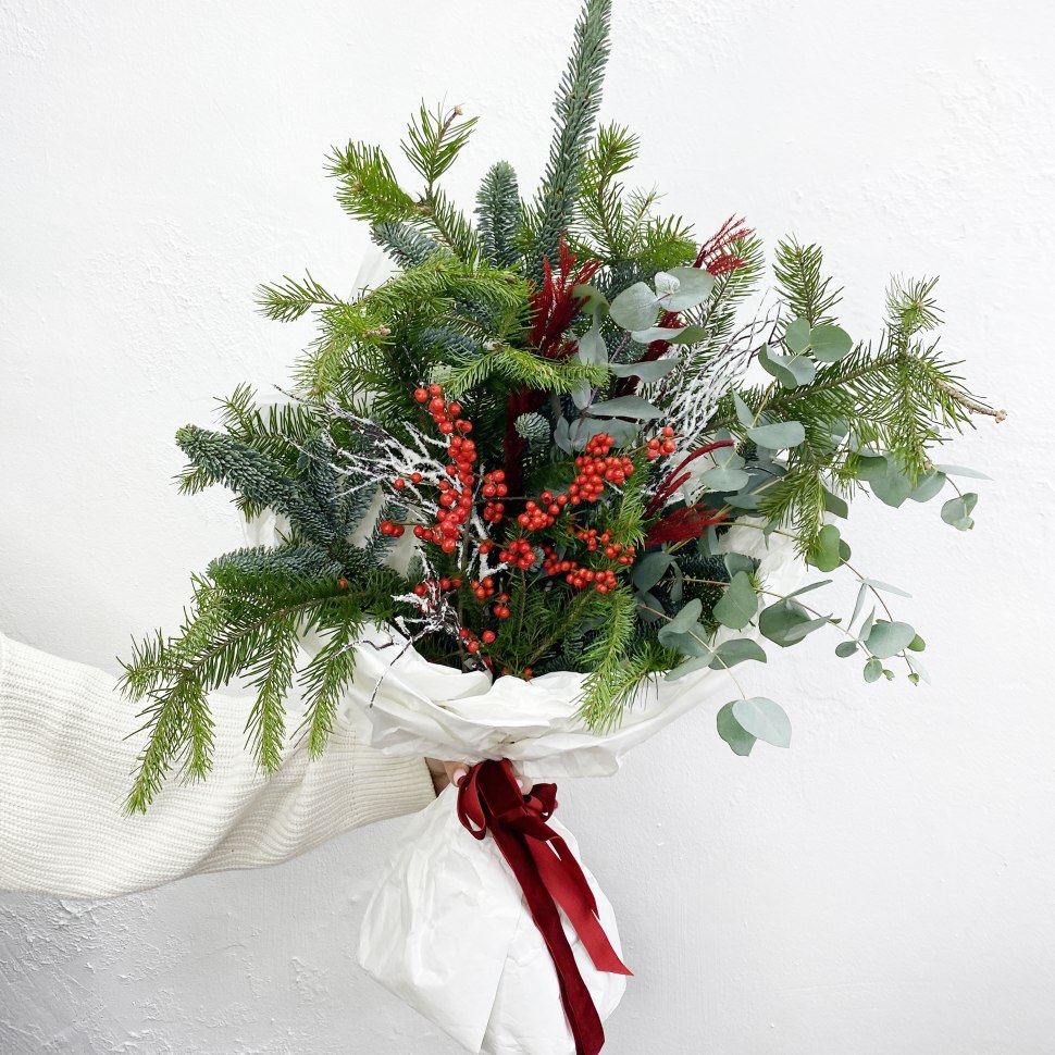 Букет с нобилисом, пихтой, илексом и декором