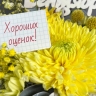 Композиция цветов с хризантемами, гипсофилой и розой
