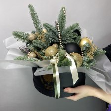 Новогодняя композиция с нобилисом и шарами