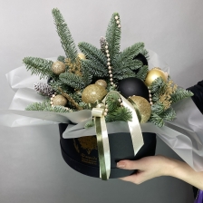 Новогодняя композиция с нобилисом и шарами