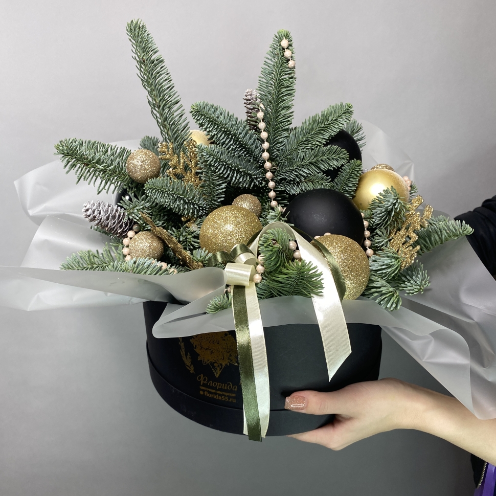 Новогодняя композиция с нобилисом и шарами