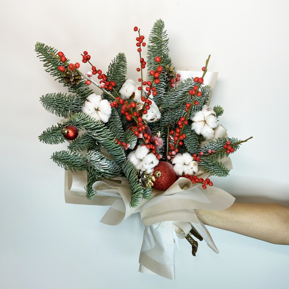 Новогодний букет с хлопком и илексом