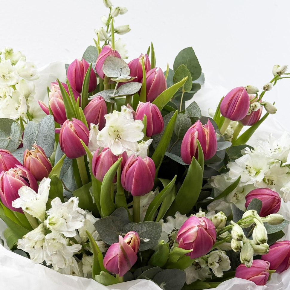 Букет из тюльпанов и дельфиниума