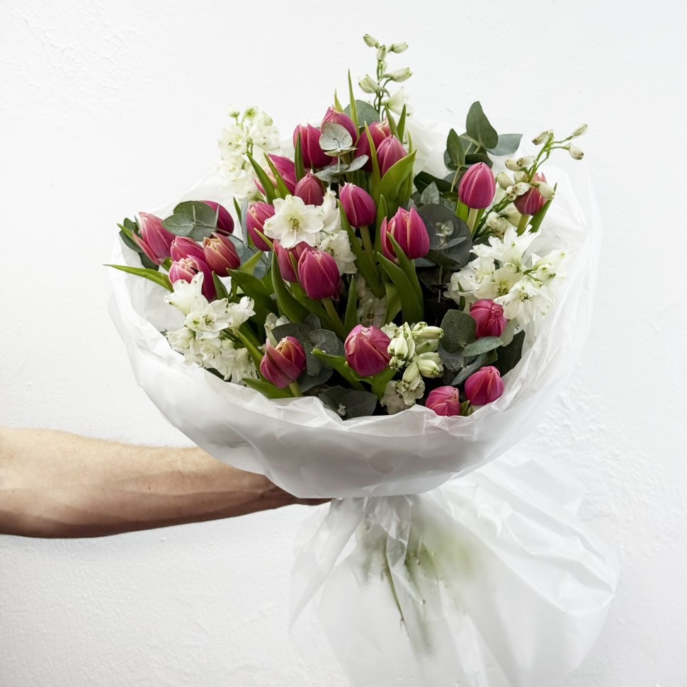 Букет из тюльпанов и дельфиниума