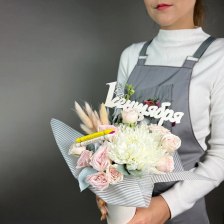 Композиция цветов с розами и хризантемами