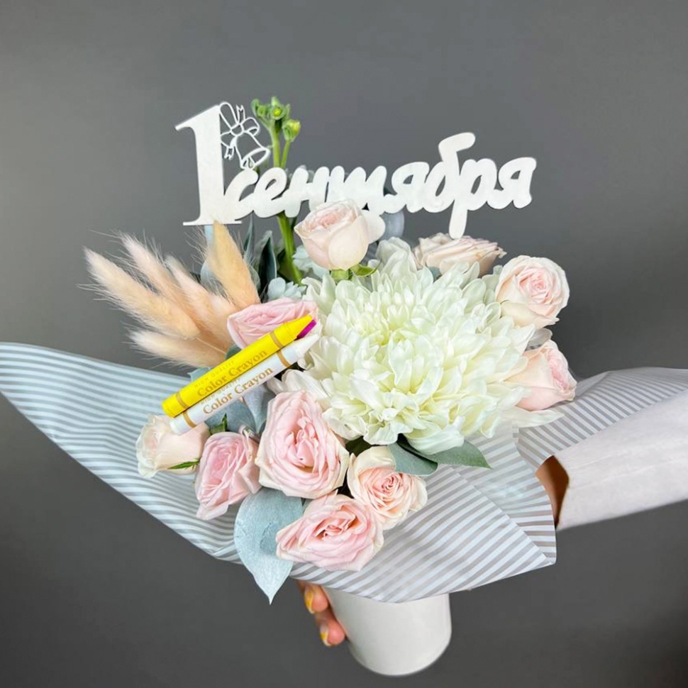 Композиция цветов с розами и хризантемами