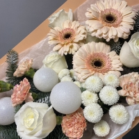 Новогодний букет нобилисом, герберами и розами
