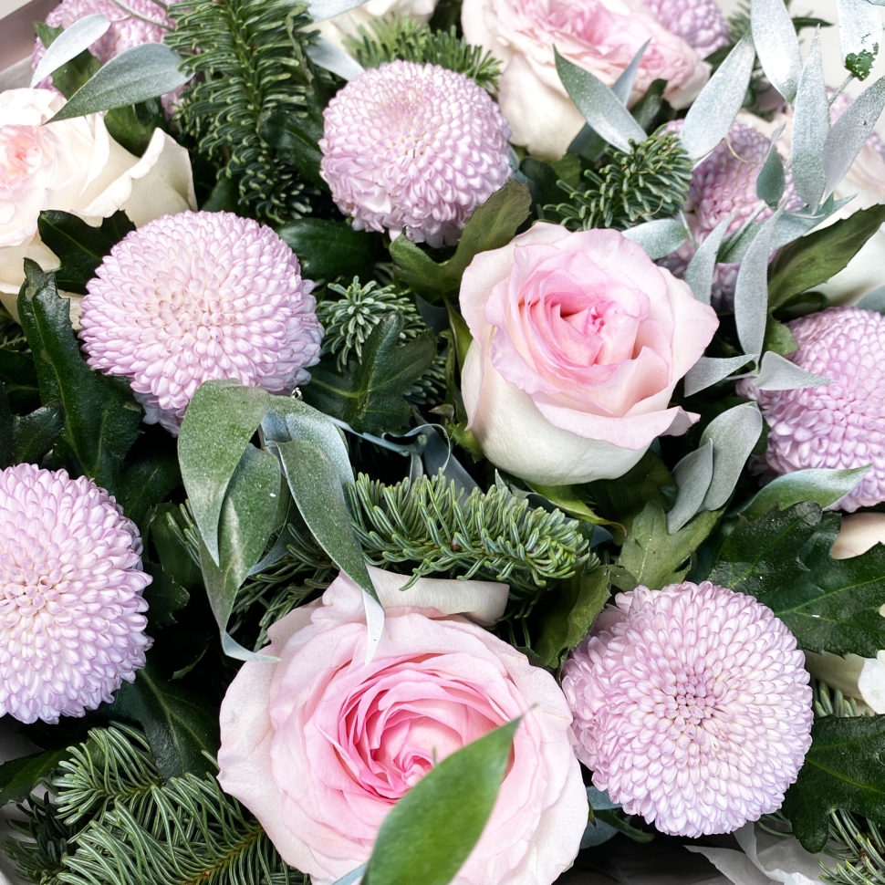 Новогодний букет из нобилиса и хризантем