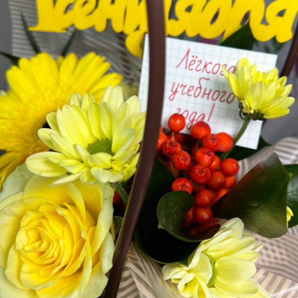 Композиция цветов с герберами и хризантемами