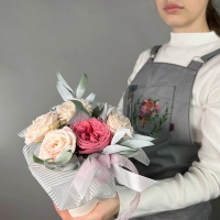 Цветы в стаканчике с розами и рускусом