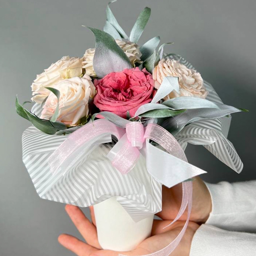 Цветы в стаканчике с розами и рускусом