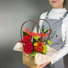 Композиция цветов с розами, хризантемами и герберами