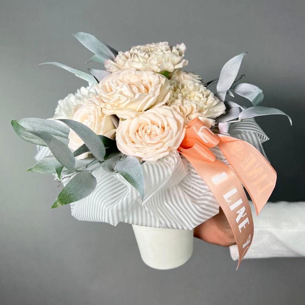 Цветы в стаканчике с гвоздикой, хризантемой и розой