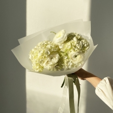 Букет из гортензий, ранункулюсов и астильбы