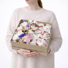 Композиция из анемонов, гвоздик кустовых и конфет