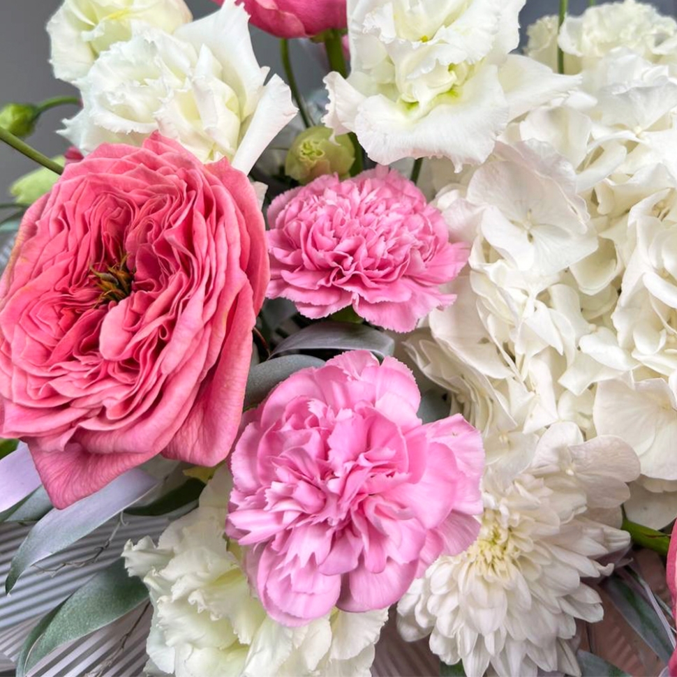 Коробочка цветов с розой, гортензией и гвоздикой